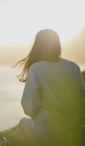 woman-wearing-gray-long-sleeved-shirt-facing-the-sea.jpg woman wearing gray long-sleeved shirt facing the sea